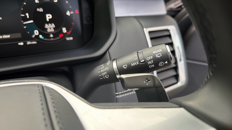 Land Rover Discovery 3.0 D350 Dynamic HSE 5dr Auto Diesel Station Wagon - Image 30