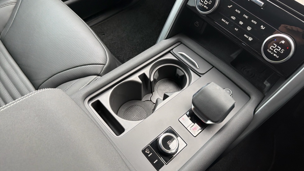Land Rover Discovery 3.0 D350 Dynamic HSE 5dr Auto Diesel Station Wagon - Image 35