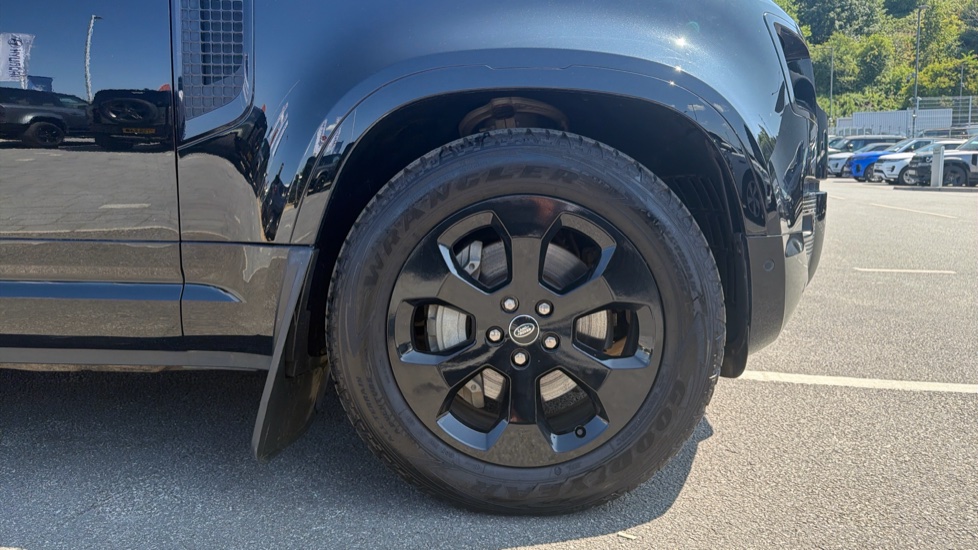 Land Rover Defender 3.0 D300 X-Dynamic HSE 110 5dr Auto Diesel Estate - Image 8