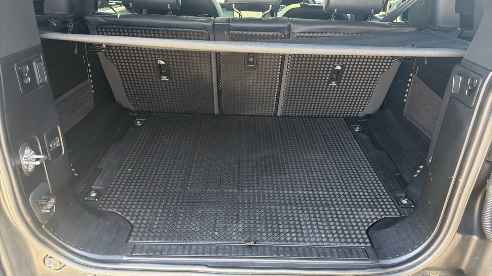 Land Rover Defender 3.0 D300 X-Dynamic HSE 110 5dr Auto Diesel Estate - Image 10