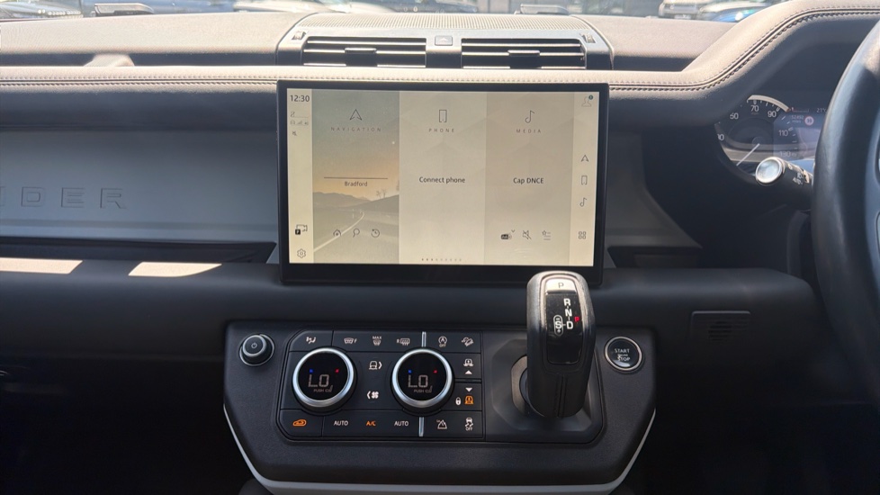 Land Rover Defender 3.0 D300 X-Dynamic HSE 110 5dr Auto Diesel Estate - Image 14