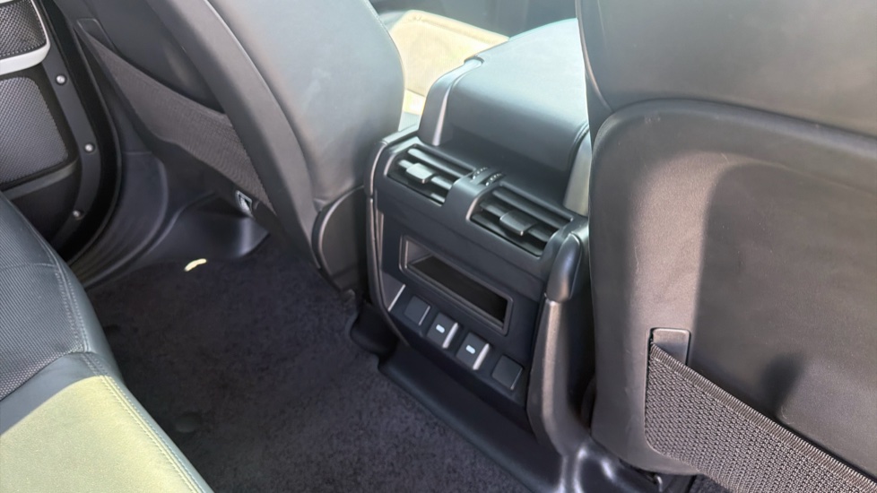 Land Rover Defender 3.0 D300 X-Dynamic HSE 110 5dr Auto Diesel Estate - Image 18