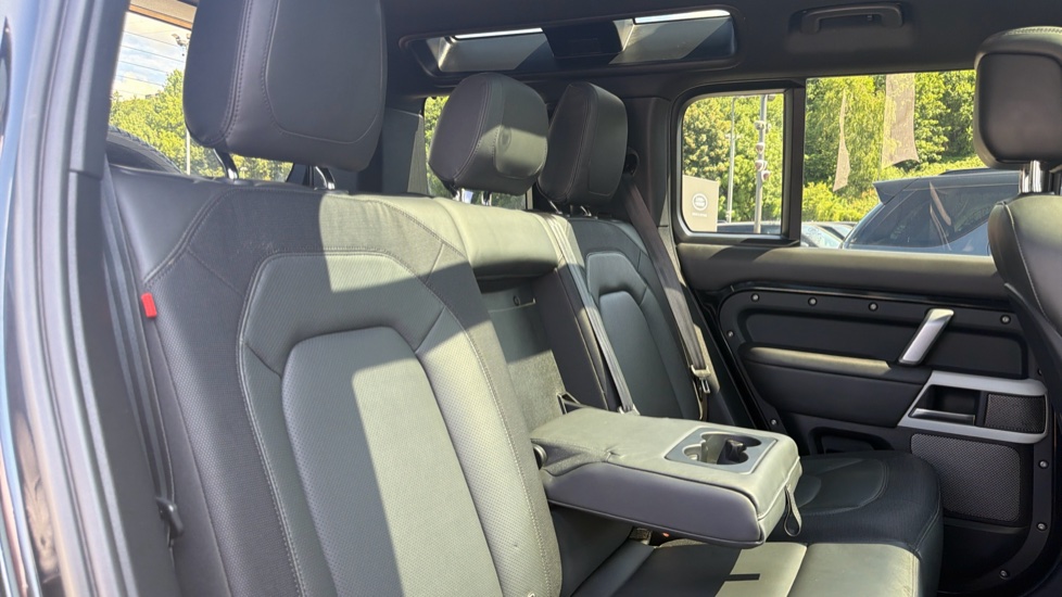 Land Rover Defender 3.0 D300 X-Dynamic HSE 110 5dr Auto Diesel Estate - Image 20