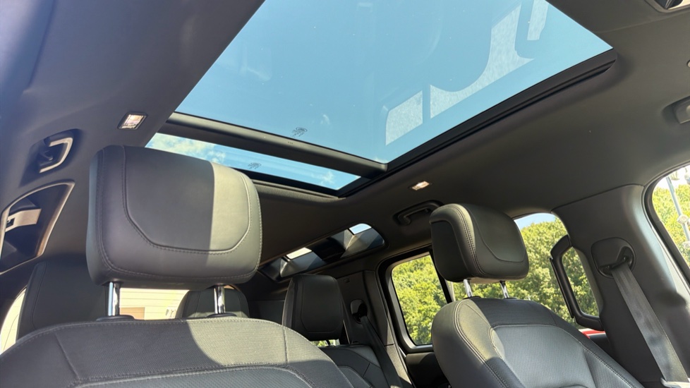 Land Rover Defender 3.0 D300 X-Dynamic HSE 110 5dr Auto Diesel Estate - Image 23
