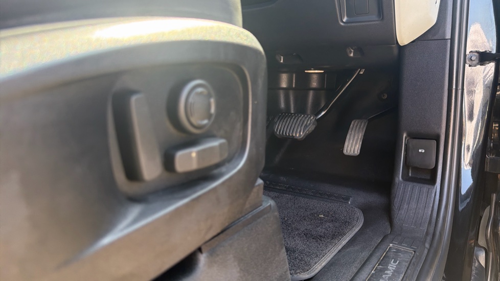 Land Rover Defender 3.0 D300 X-Dynamic HSE 110 5dr Auto Diesel Estate - Image 25