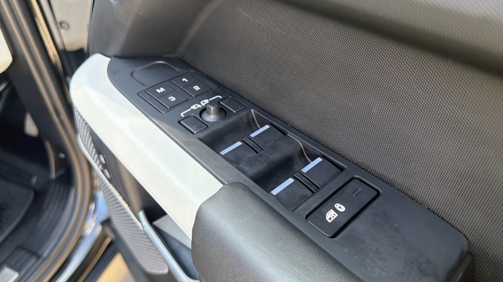 Land Rover Defender 3.0 D300 X-Dynamic HSE 110 5dr Auto Diesel Estate - Image 27