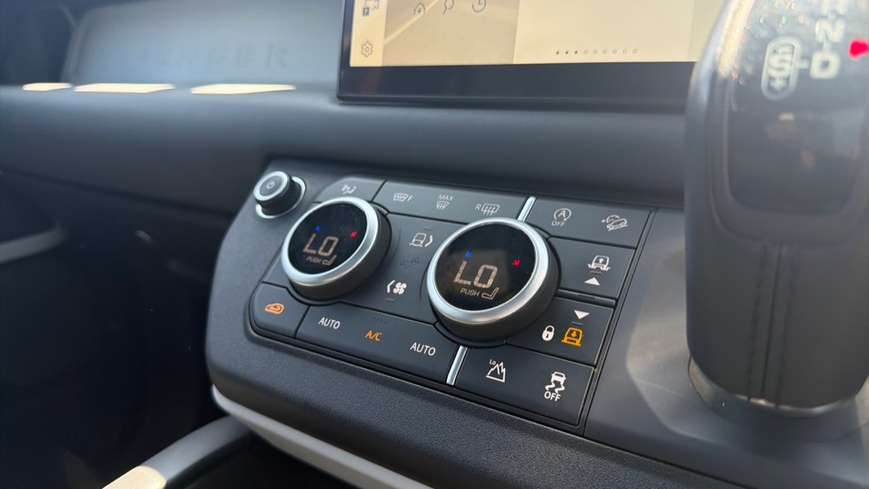 Land Rover Defender 3.0 D300 X-Dynamic HSE 110 5dr Auto Diesel Estate - Image 33