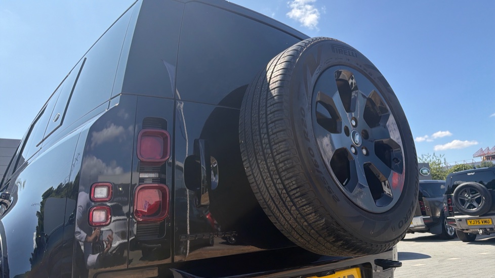 Land Rover Defender 3.0 D300 X-Dynamic HSE 110 5dr Auto Diesel Estate - Image 44