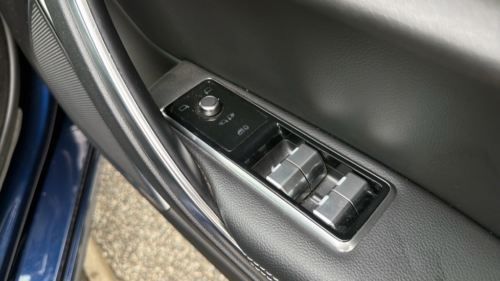 Jaguar XF 2.0 D200 R-Dynamic SE Black 5dr Auto Diesel Estate - Image 31