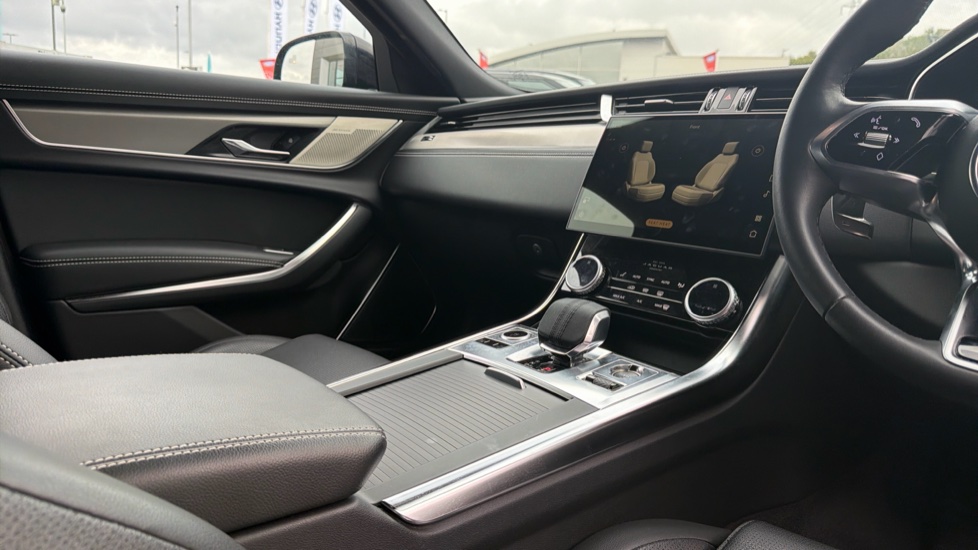 Jaguar XF 2.0 D200 R-Dynamic SE Black 5dr Auto Diesel Estate - Image 33