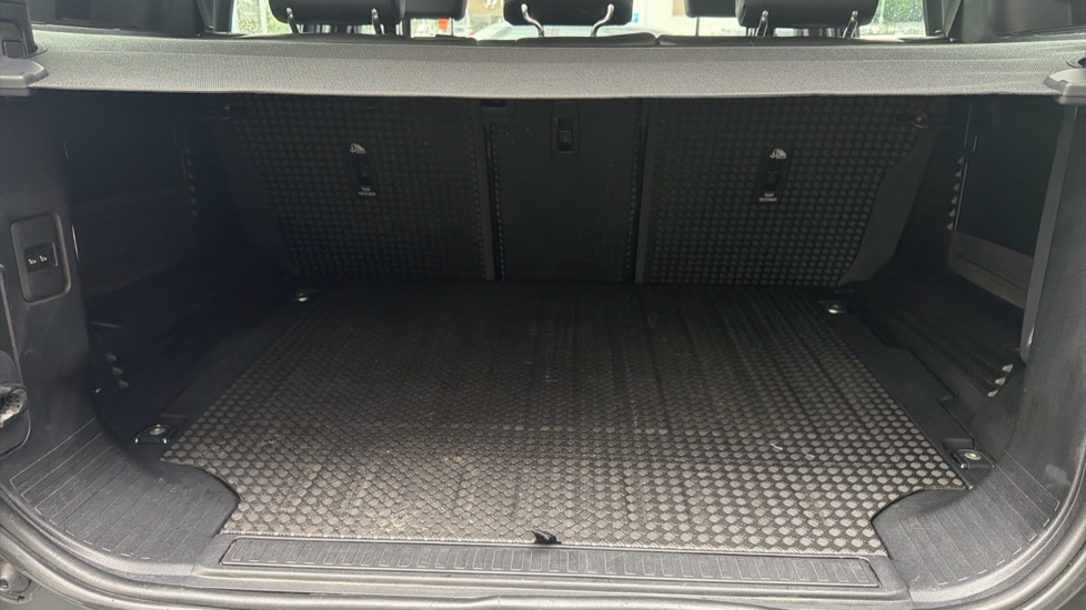 Land Rover Defender 2.0 P300 S 110 5dr Auto Petrol Estate - Image 10