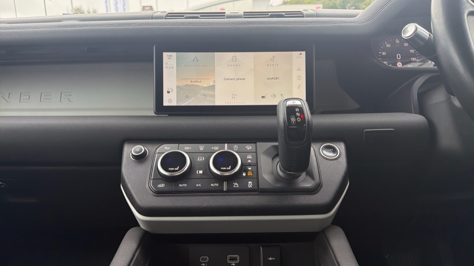 Land Rover Defender 2.0 P300 S 110 5dr Auto Petrol Estate - Image 14
