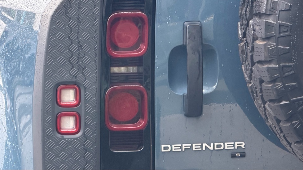 Land Rover Defender 2.0 P300 S 110 5dr Auto Petrol Estate - Image 19