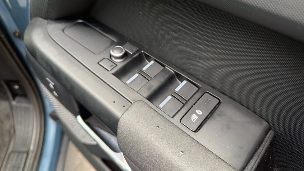 Land Rover Defender 2.0 P300 S 110 5dr Auto Petrol Estate - Image 28