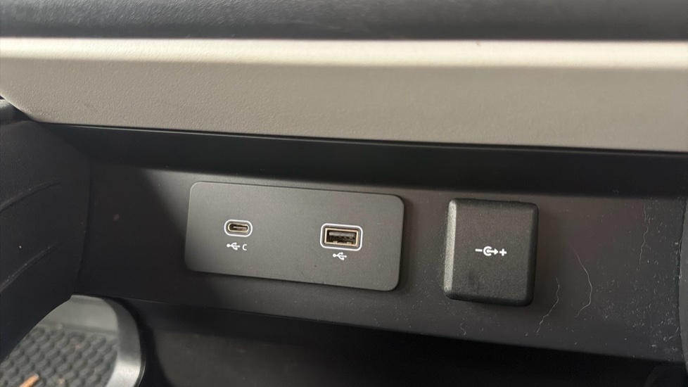 Land Rover Defender 2.0 P300 S 110 5dr Auto Petrol Estate - Image 39