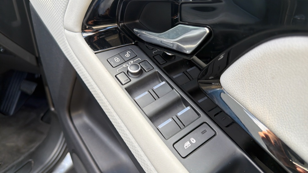 Land Rover Range Rover Evoque 2.0 P200 S 5dr Auto Petrol Hatchback - Image 20