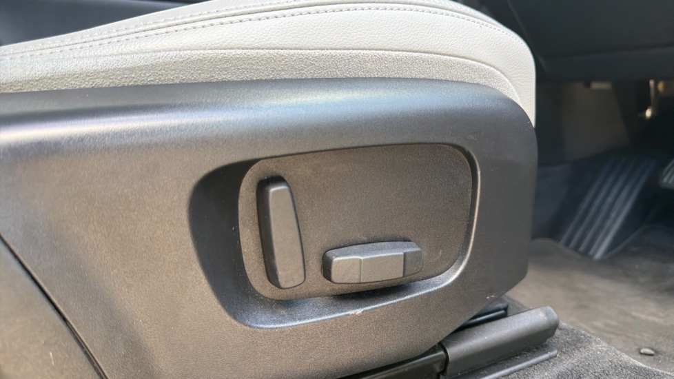 Land Rover Range Rover Evoque 2.0 P200 S 5dr Auto Petrol Hatchback - Image 21