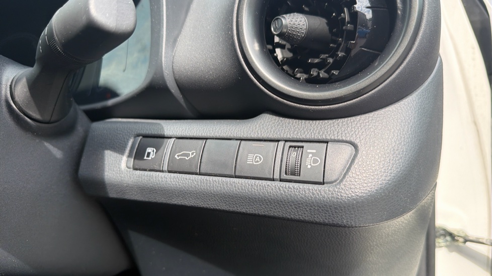 Toyota C-HR 1.8 Hybrid Design 5dr CVT Hybrid Hatchback - Image 29