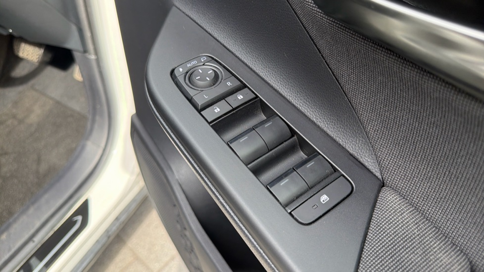Toyota C-HR 1.8 Hybrid Design 5dr CVT Hybrid Hatchback - Image 30