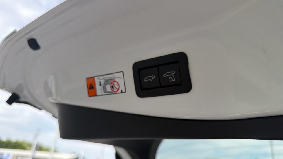 Toyota C-HR 1.8 Hybrid Design 5dr CVT Hybrid Hatchback - Image 31