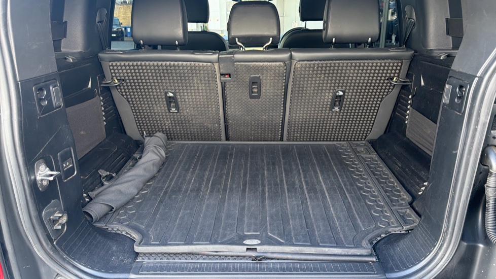 Land Rover Defender 3.0 D250 XS Edition 110 5dr Auto Diesel Estate - Image 10