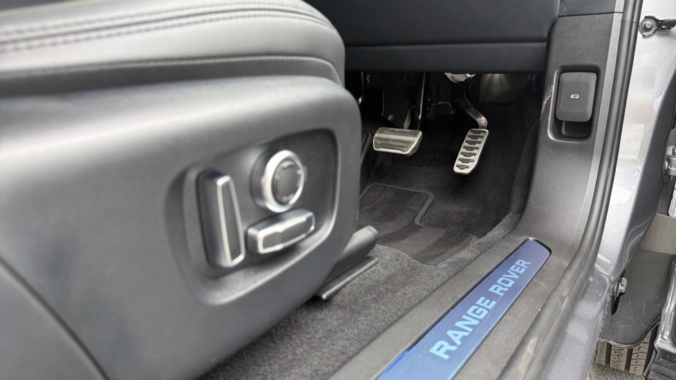 Land Rover Range Rover Evoque 2.0 D200 Autobiography 5dr Auto [Revised] Diesel Hatchback - Image 30