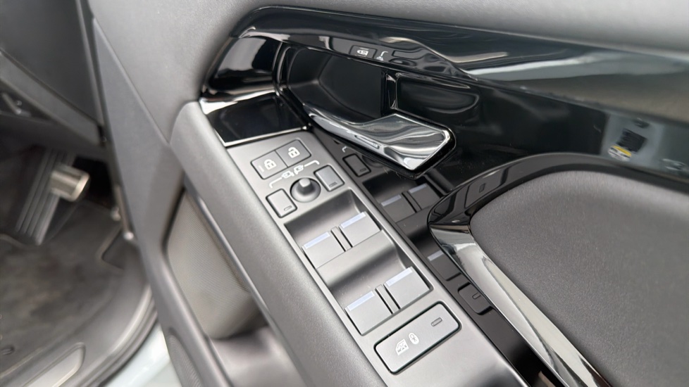 Land Rover Range Rover Evoque 2.0 D200 Dynamic SE 5dr Auto Diesel Hatchback - Image 23