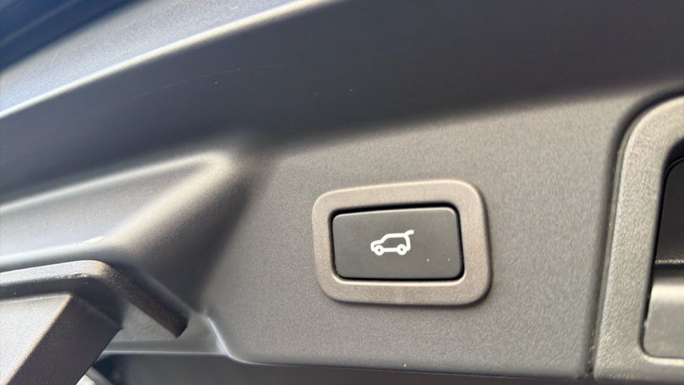 Land Rover Range Rover Velar 2.0 P400e R-Dynamic HSE 5dr Auto Estate - Image 44