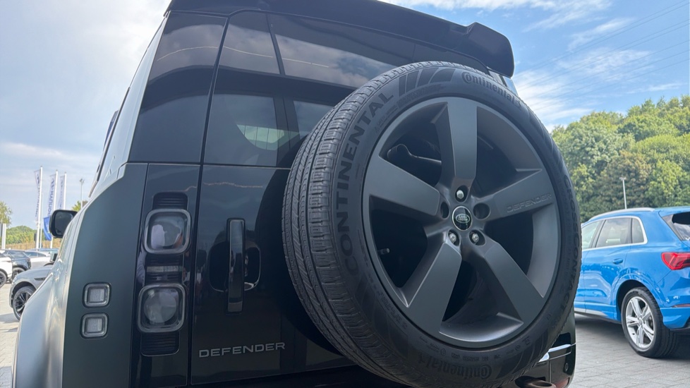 Land Rover Defender 5.0 P525 V8 Carpathian Edition 110 5dr Auto Petrol Estate - Image 44