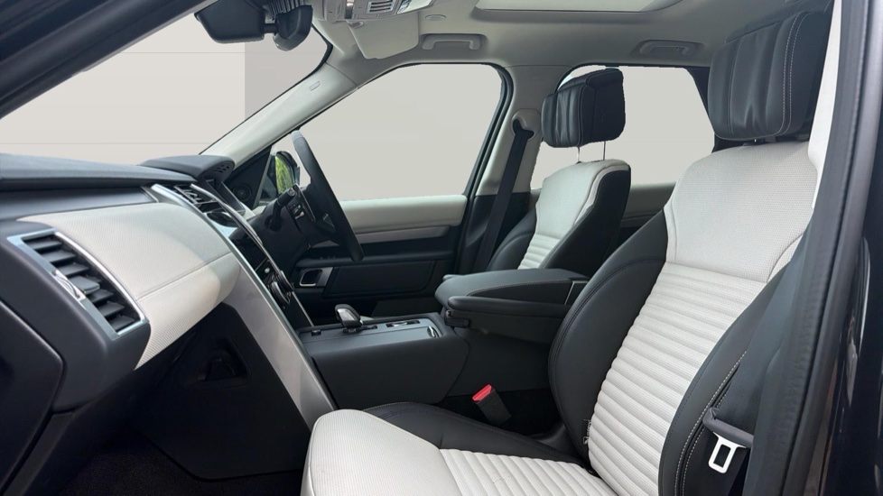 Land Rover Discovery 3.0 D350 Dynamic HSE 5dr Auto Diesel Station Wagon - Image 3