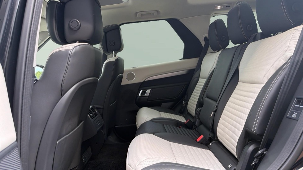 Land Rover Discovery 3.0 D350 Dynamic HSE 5dr Auto Diesel Station Wagon - Image 4