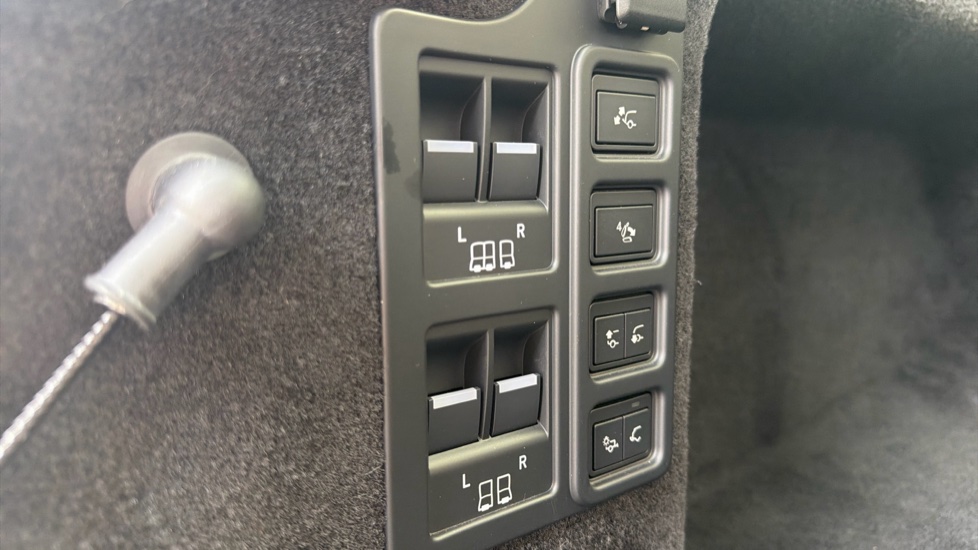 Land Rover Discovery 3.0 D350 Dynamic HSE 5dr Auto Diesel Station Wagon - Image 20