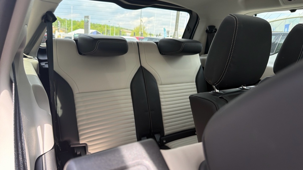 Land Rover Discovery 3.0 D350 Dynamic HSE 5dr Auto Diesel Station Wagon - Image 23