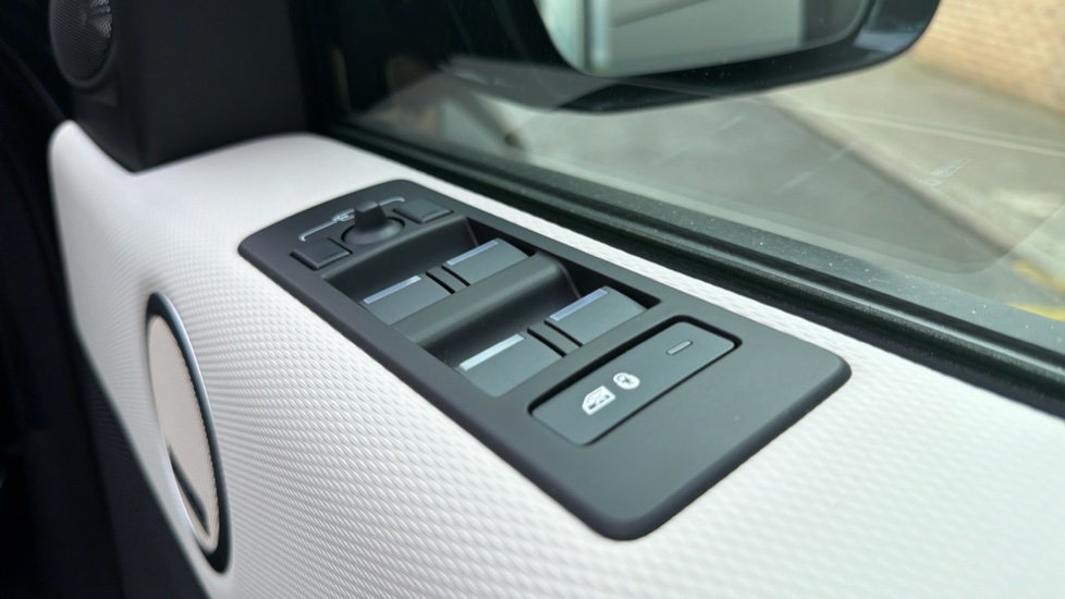 Land Rover Discovery 3.0 D350 Dynamic HSE 5dr Auto Diesel Station Wagon - Image 25