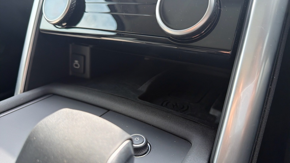 Land Rover Discovery 3.0 D350 Dynamic HSE 5dr Auto Diesel Station Wagon - Image 31