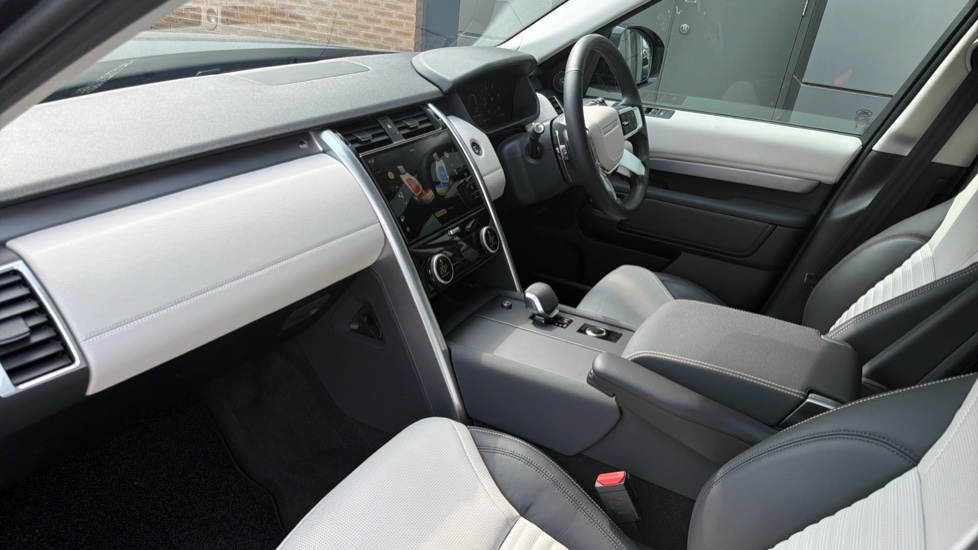 Land Rover Discovery 3.0 D350 Dynamic HSE 5dr Auto Diesel Station Wagon - Image 42