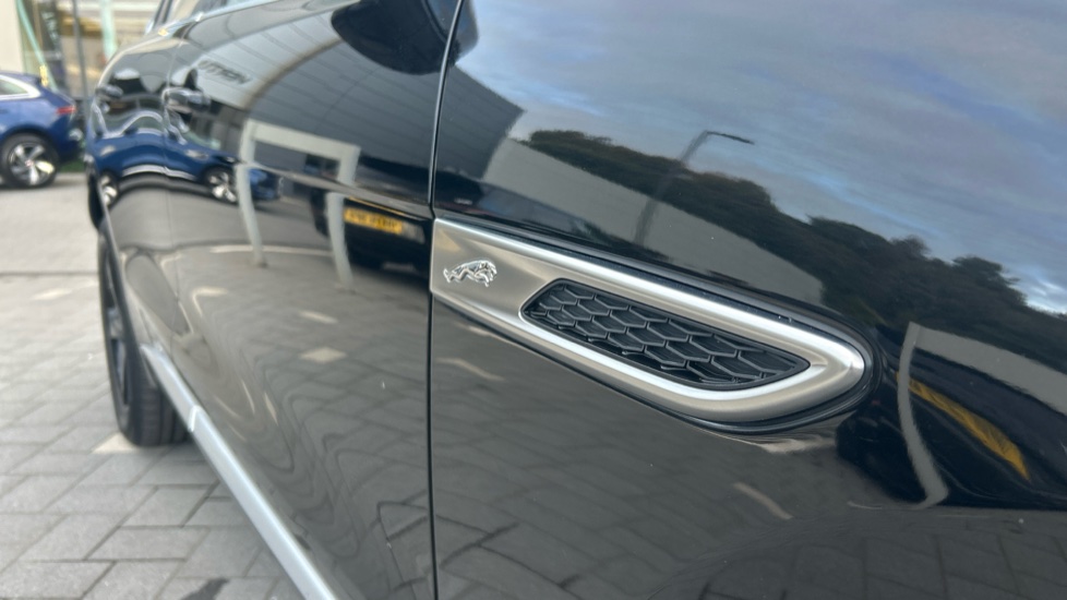 Jaguar F-Pace 2.0 D200 R-Dynamic S 5dr Auto AWD Diesel Estate - Image 22