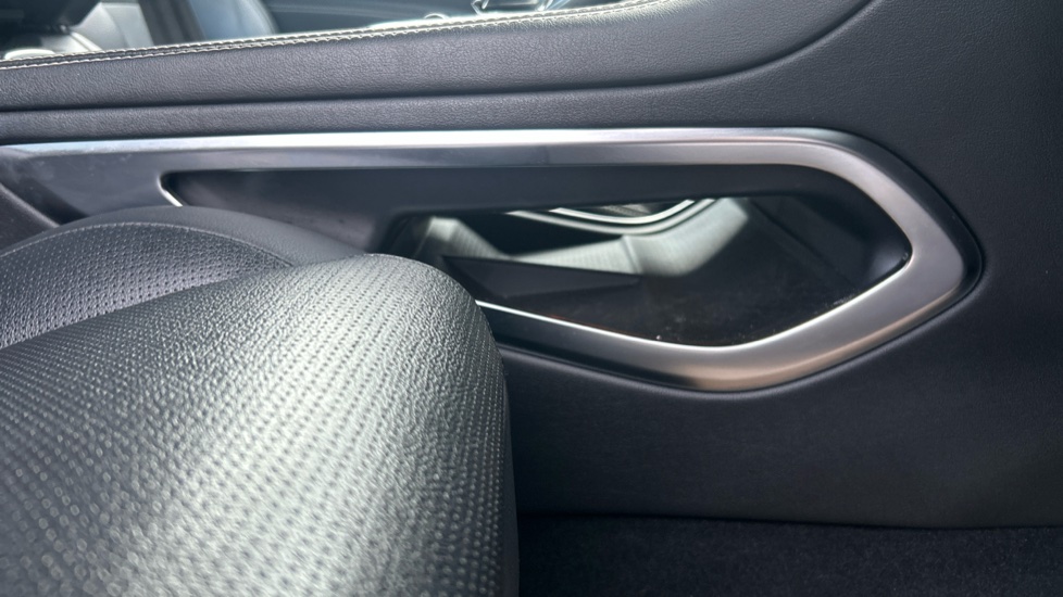 Jaguar F-Pace 2.0 D200 R-Dynamic S 5dr Auto AWD Diesel Estate - Image 33