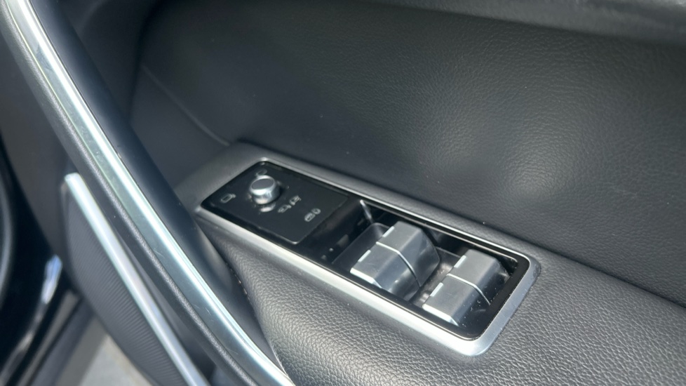 Jaguar F-Pace 2.0 D200 R-Dynamic S 5dr Auto AWD Diesel Estate - Image 37