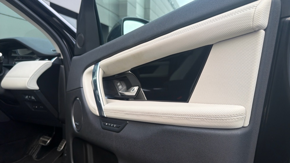 Land Rover Discovery Sport 1.5 P300e R-Dynamic SE 5dr Auto [5 Seat] Station Wagon - Image 33