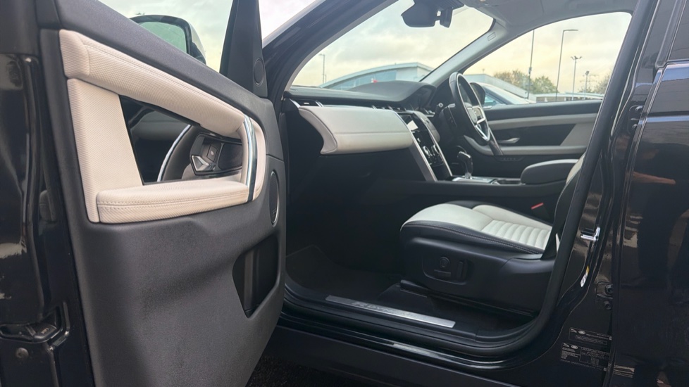 Land Rover Discovery Sport 1.5 P300e R-Dynamic SE 5dr Auto [5 Seat] Station Wagon - Image 35