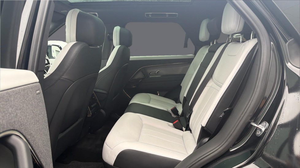 Land Rover Range Rover Sport 3.0 D300 Dynamic SE 5dr Auto Diesel Estate - Image 4