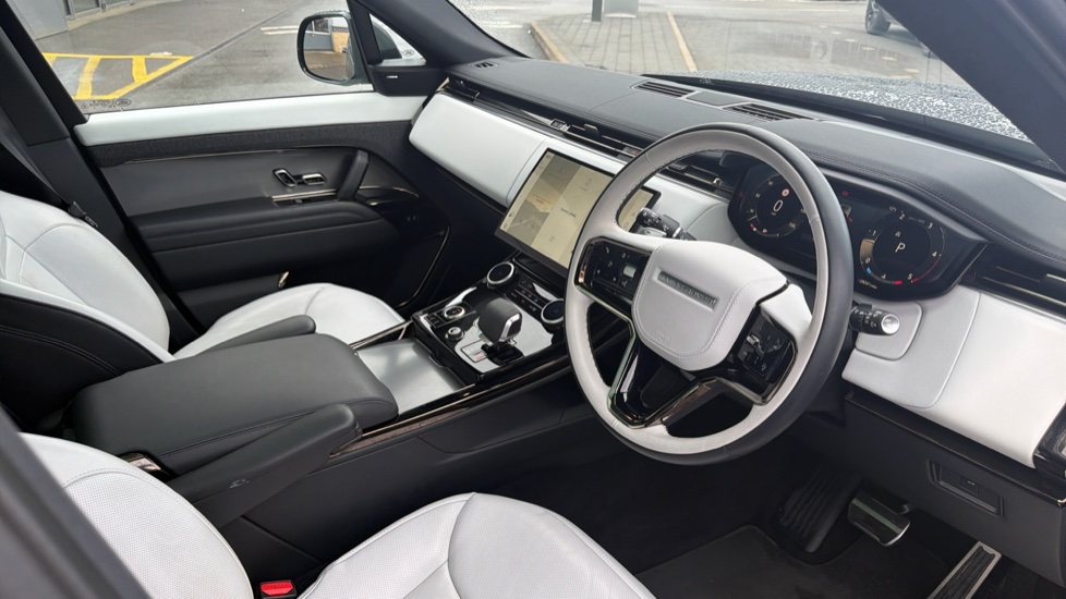 Land Rover Range Rover Sport 3.0 D300 Dynamic SE 5dr Auto Diesel Estate - Image 32