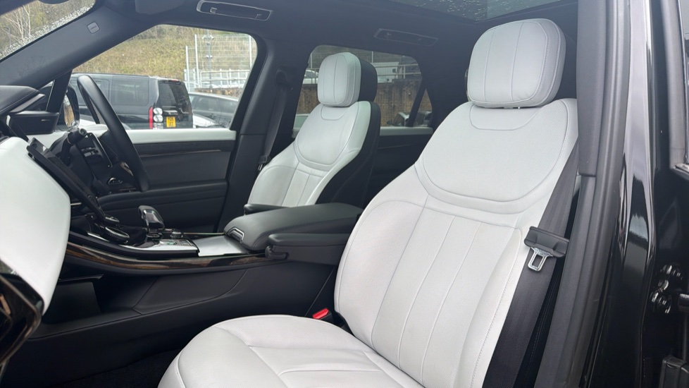Land Rover Range Rover Sport 3.0 D300 Dynamic SE 5dr Auto Diesel Estate - Image 35