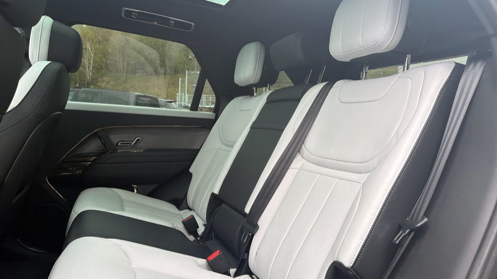 Land Rover Range Rover Sport 3.0 D300 Dynamic SE 5dr Auto Diesel Estate - Image 45