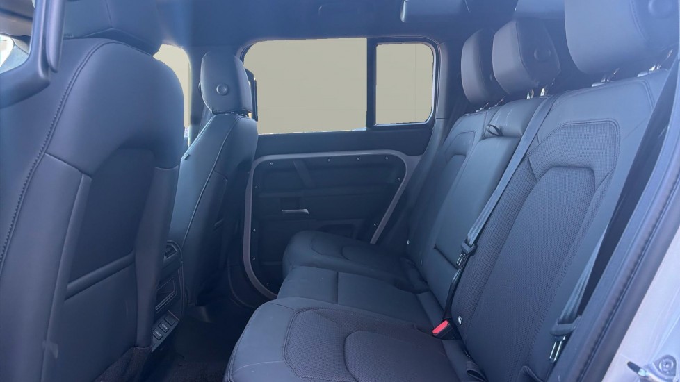 Land Rover Defender 3.0 D250 X-Dynamic SE 110 5dr Auto Diesel Estate - Image 4