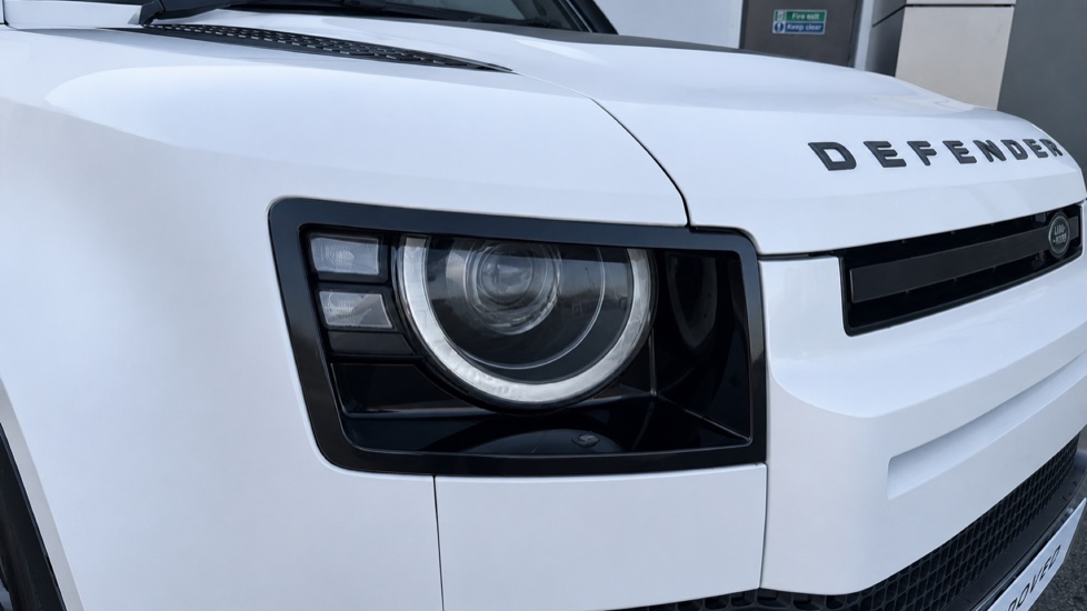 Land Rover Defender 3.0 D250 X-Dynamic SE 110 5dr Auto Diesel Estate - Image 17