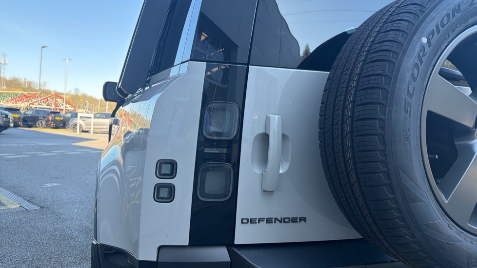 Land Rover Defender 3.0 D250 X-Dynamic SE 110 5dr Auto Diesel Estate - Image 19