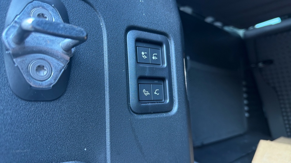 Land Rover Defender 3.0 D250 X-Dynamic SE 110 5dr Auto Diesel Estate - Image 20