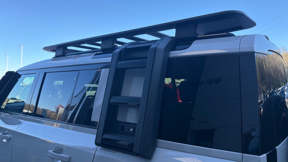 Land Rover Defender 3.0 D250 X-Dynamic SE 110 5dr Auto Diesel Estate - Image 21